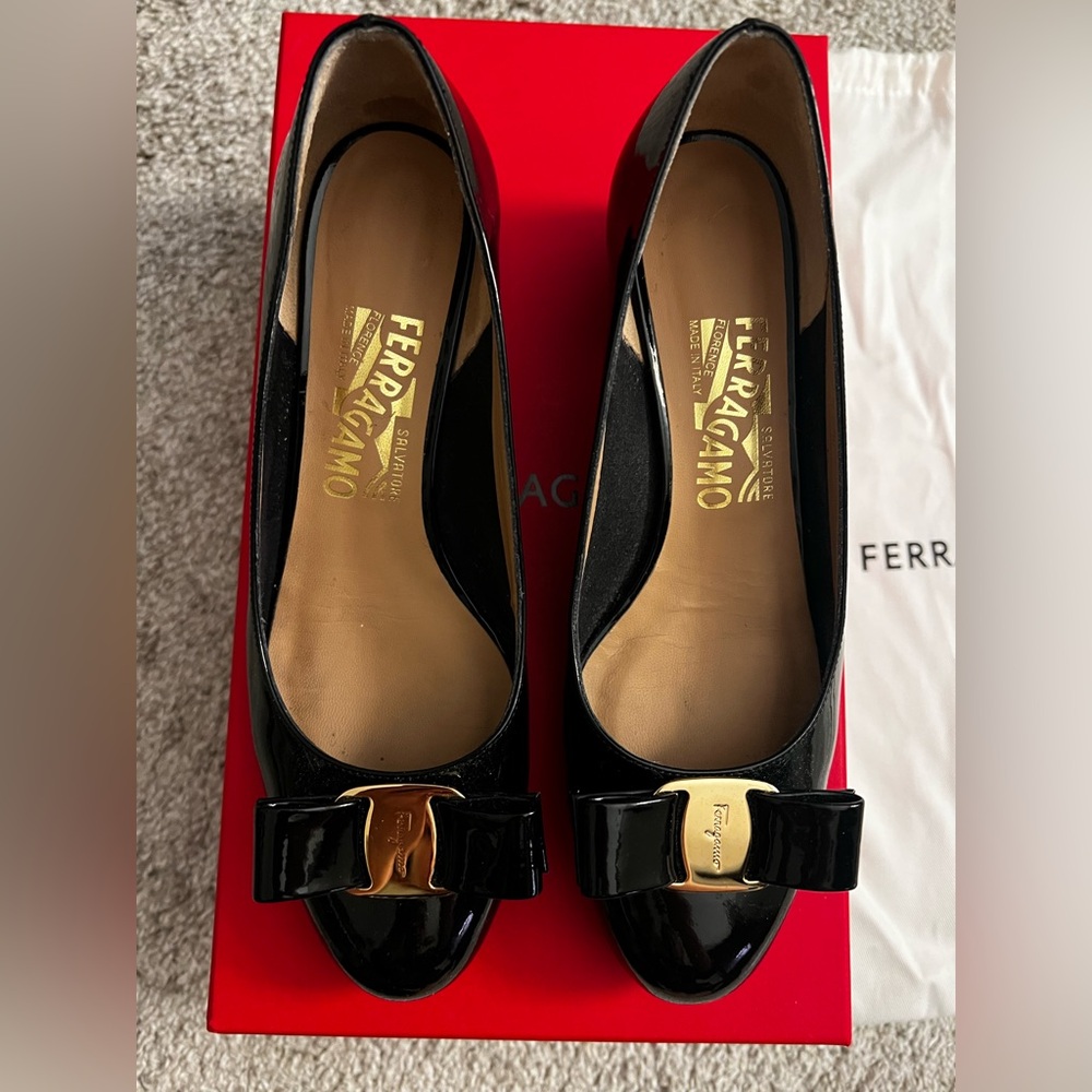 Ferragamo Vara pump in black - size 5.5 - Picture 2 of 8